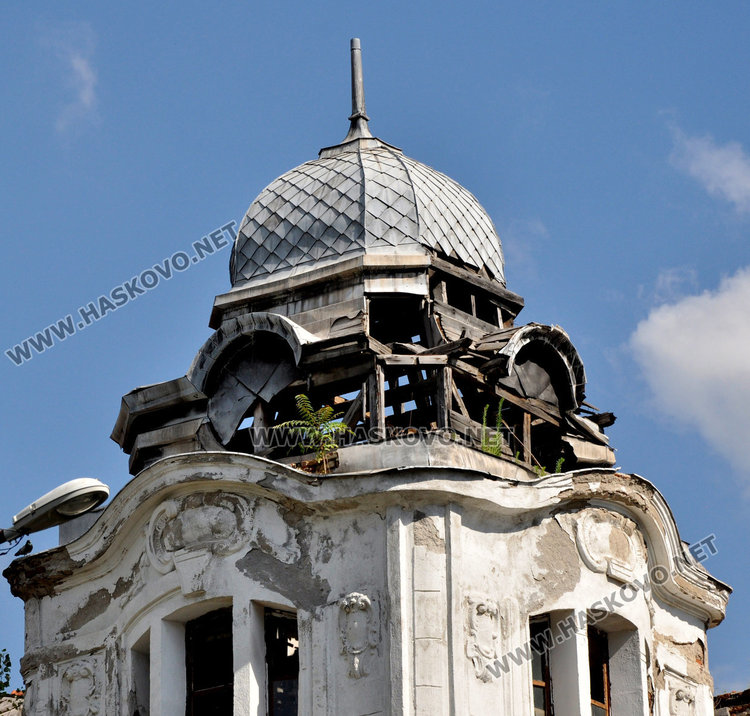 Общината безсилна срещу каменната градушка от „Марса“