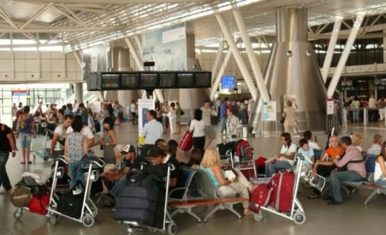 Близо 30 000 българи са емигрирали миналата година