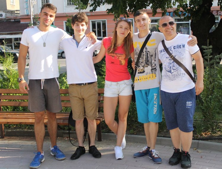 За участие в младежки обмен в Словакия днес замина група от Детски и младежки център-Димитровград