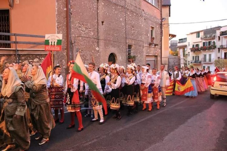 Групи за хора "Тракия -2" участваха в международен фестивал в Италия