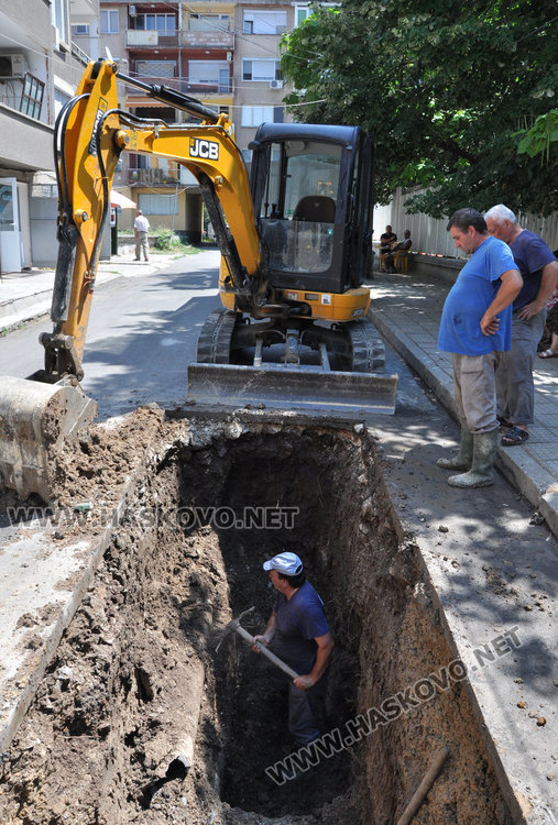 Две големи аварии оставиха половин Хасково без вода в жегата