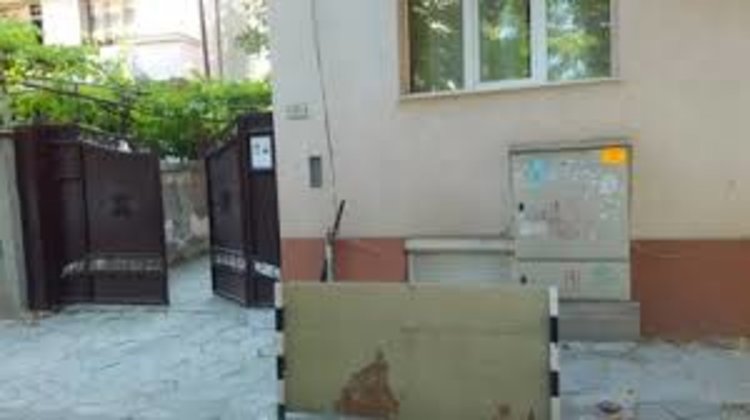 Мъж се барикадира в дома си, стреля напосоки