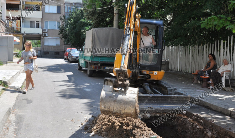Две големи аварии оставиха половин Хасково без вода в жегата