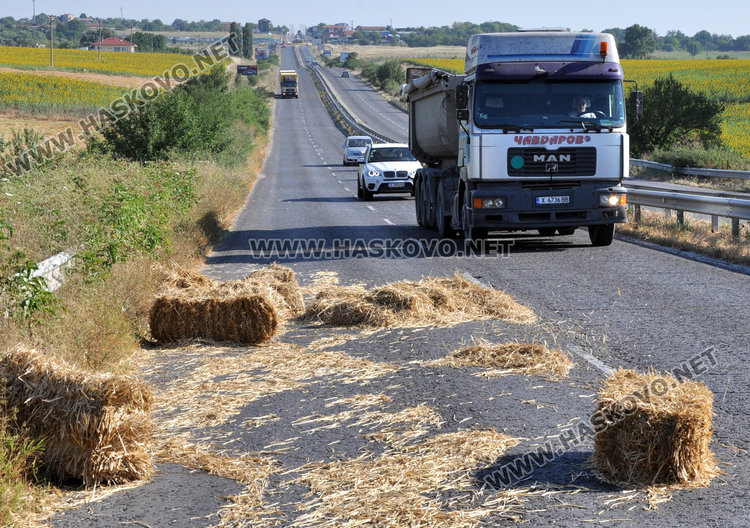 Камиони ръсят бали слама край Хасково, катастрофите на косъм