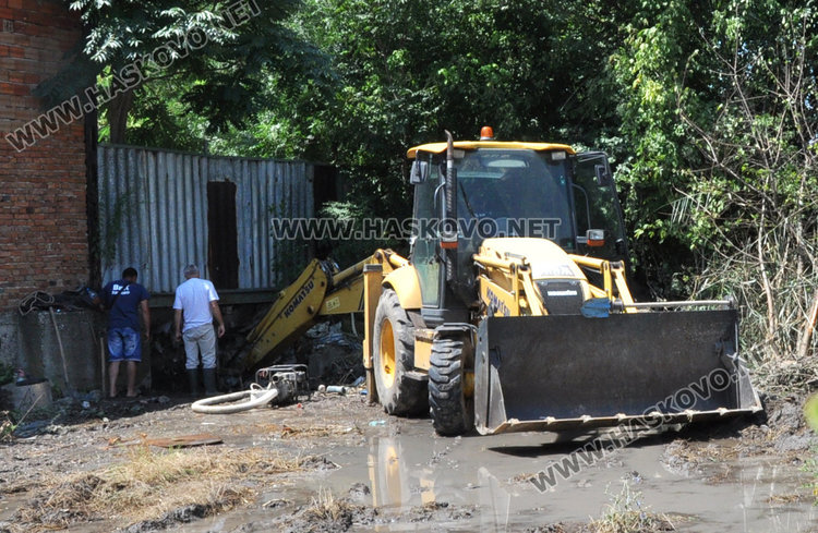 Две големи аварии оставиха половин Хасково без вода в жегата