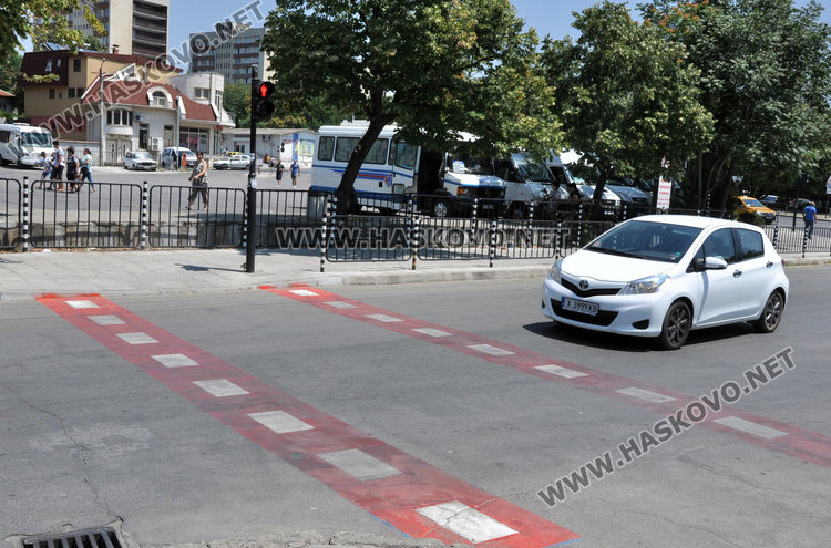 Чудо! Полагат улична маркировка в Хасково през нощта