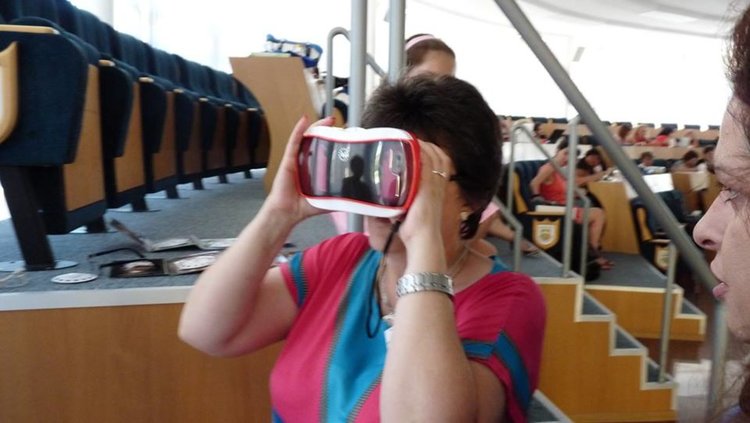 Участниците изпробваха и  актуалната технология на Google - Google Glass. 