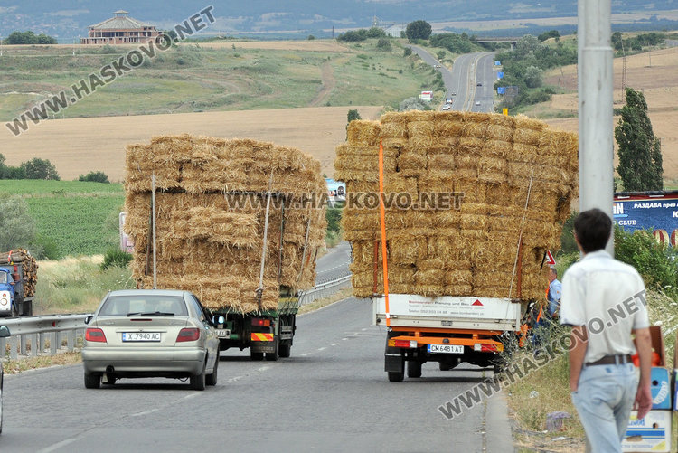 Камиони ръсят бали слама край Хасково, катастрофите на косъм