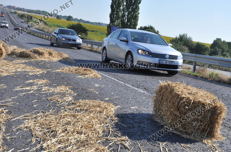 Камиони ръсят бали слама край Хасково, катастрофите на косъм