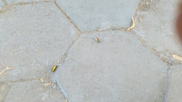 Мъж се барикадира в дома си, стреля напосоки