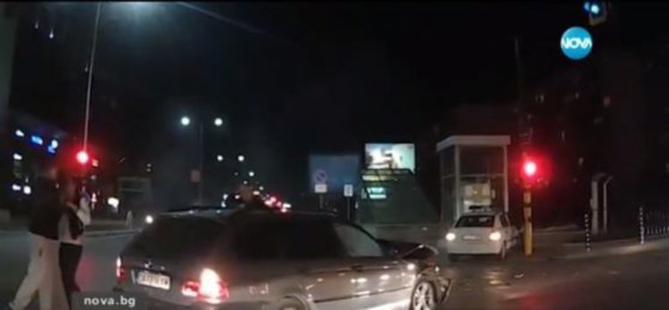 Патрулка и кола се удариха в София, полицаите минали на червено без сигнал (видео)