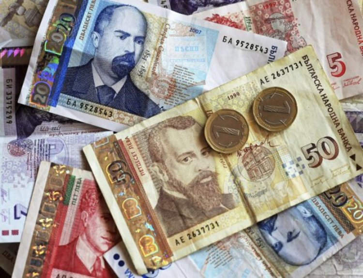 Служители потъват в дългове, за да угодят на шефа си