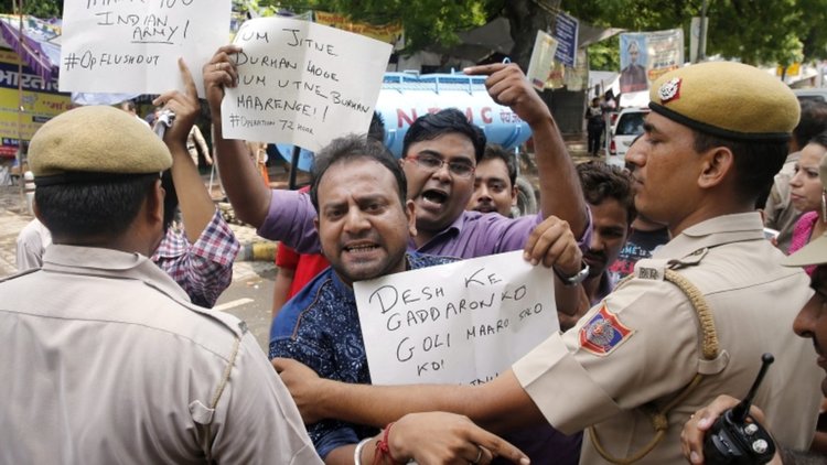 Кървави протести в Кашмир