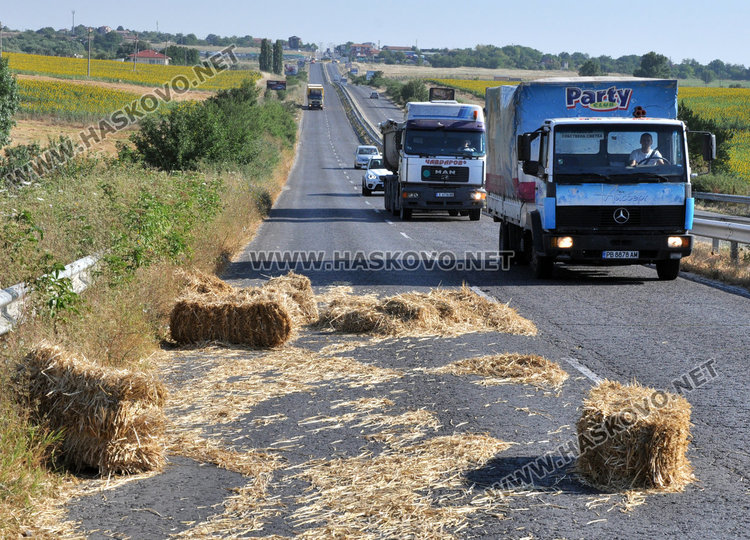 Камиони ръсят бали слама край Хасково, катастрофите на косъм