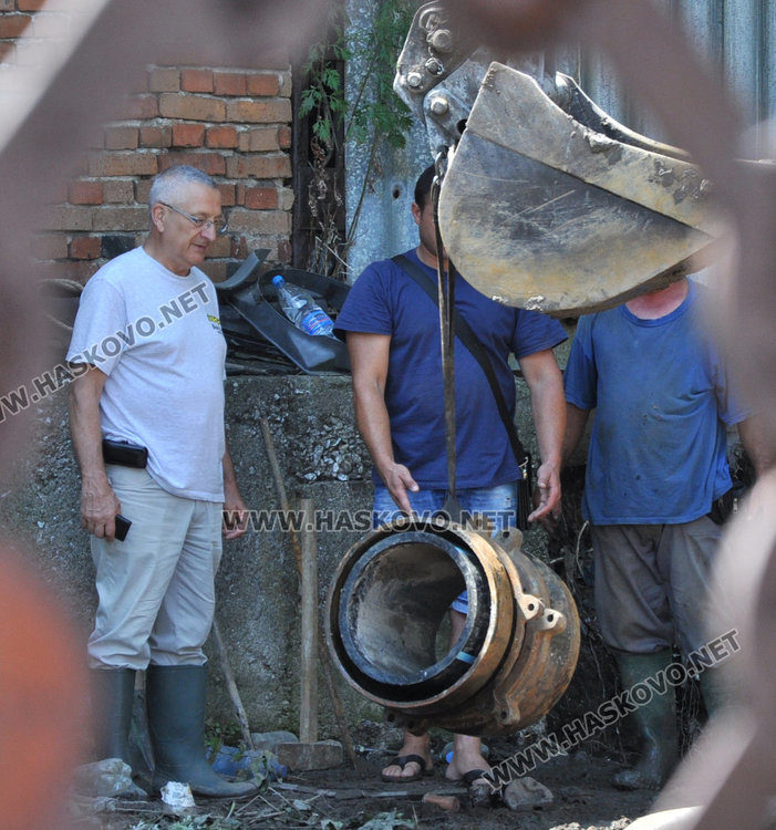 Две големи аварии оставиха половин Хасково без вода в жегата