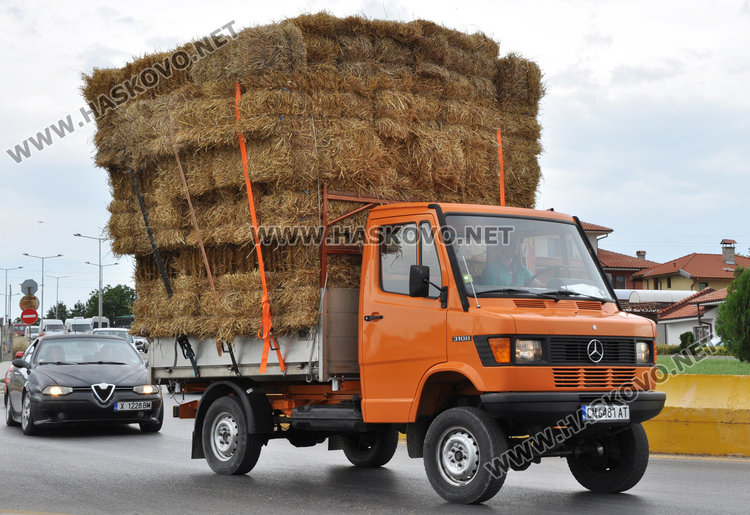 Камиони ръсят бали слама край Хасково, катастрофите на косъм