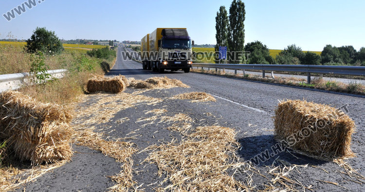Камиони ръсят бали слама край Хасково, катастрофите на косъм