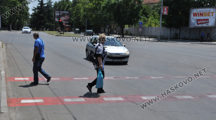 Чудо! Полагат улична маркировка в Хасково през нощта
