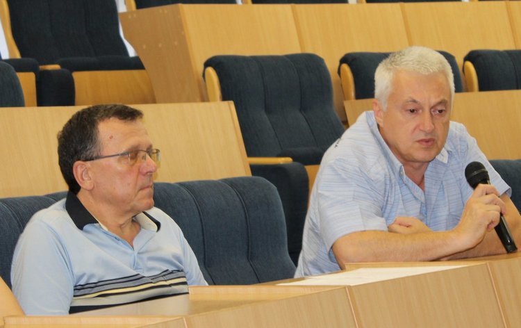 Новостите в здравното заведение коментира по време на обсъждане в зала "Гросето" зам.управителят д-р Палашев (вдясно)