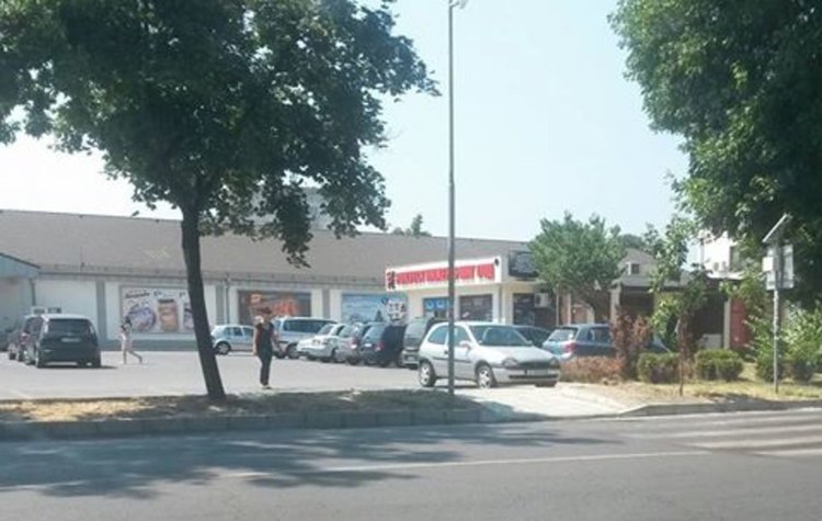 След като майка се оплака, че не може да ползва с количка тротоара до "лидъл", той бе оправен