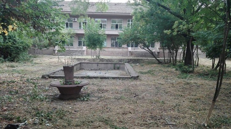 Снимката на почистеният двор от 13 юли