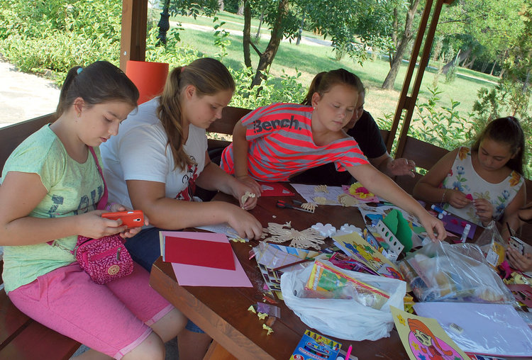 Детски рисунки на базара в Баните за 2-годишната Ивка