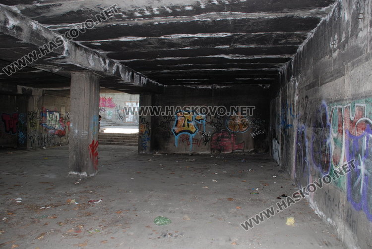 този до бившия магазин Аско Деница е един от поздлезите, в които общината влиза за ремонт