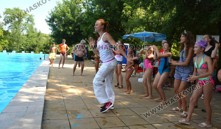 Купон край басейна: малки и големи не се спират