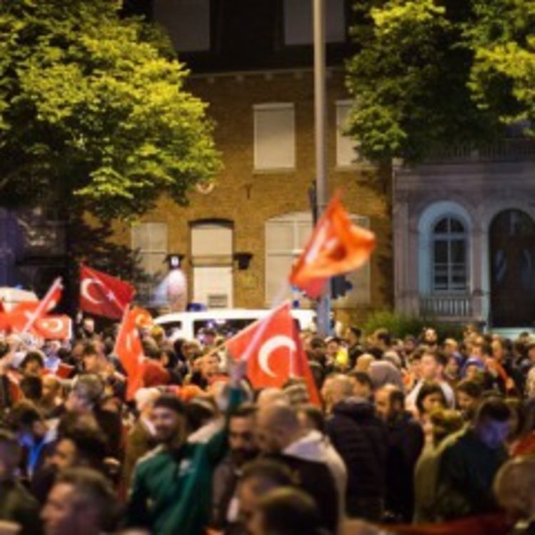 ”Паралелна армейска структура” опитала преврата в Турция