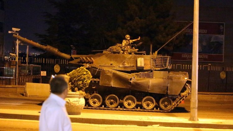 Задържани са всички военни от Генщаба в Анкара, замесени в опита за преврат