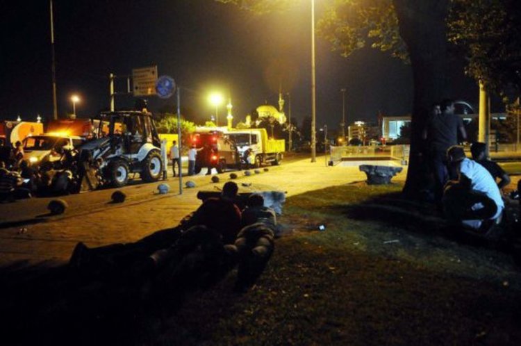 Нападнаха и редакцията на Хюрриет, журналисти под дулата на оръжията