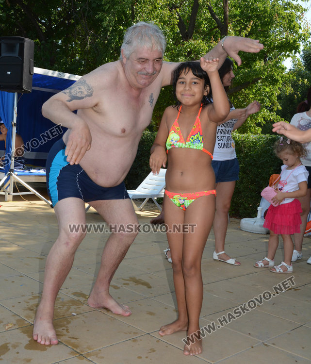 Купон край басейна: малки и големи не се спират