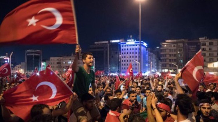 Турция празнува след нощта на танковете