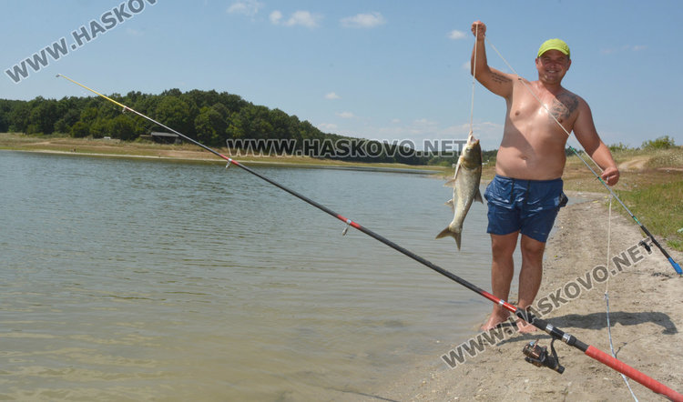Шараните в Сивата вода още ничии, рибари окупираха брега