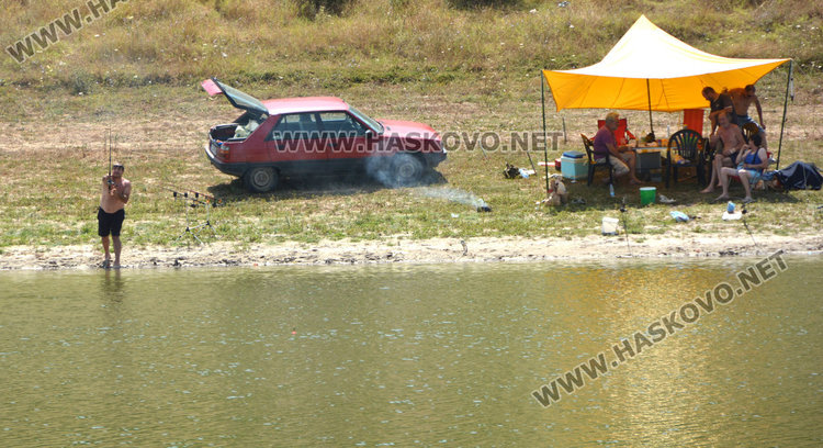 Шараните в Сивата вода още ничии, рибари окупираха брега