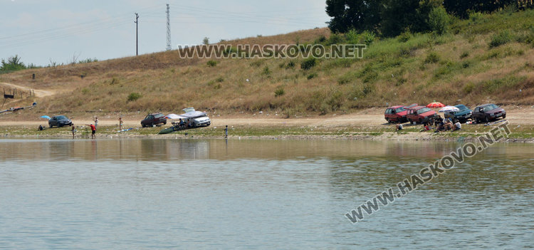 Шараните в Сивата вода още ничии, рибари окупираха брега
