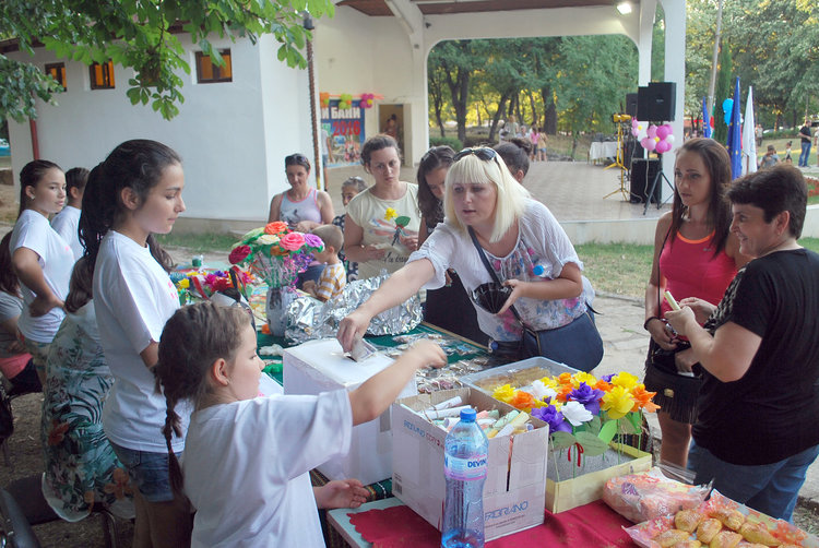 5 бона за болната 2-годишна Ивка от концерта в Баните