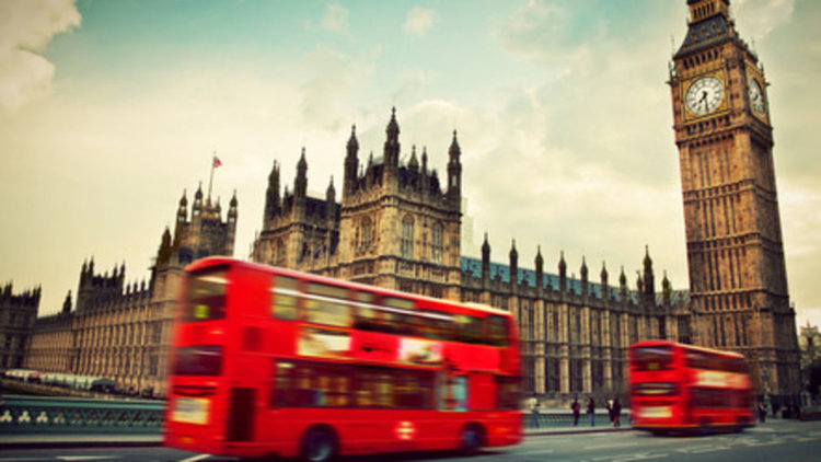 Тереза Мей продължава с промените в правителството