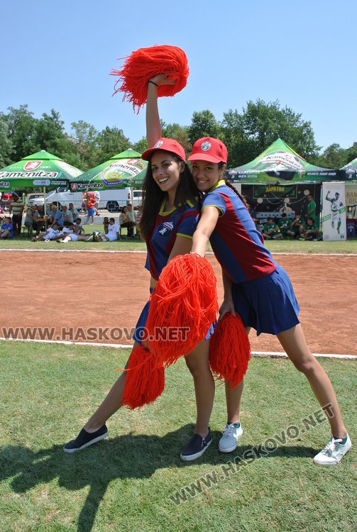 Мажоретките бяха част от развлекателната програма