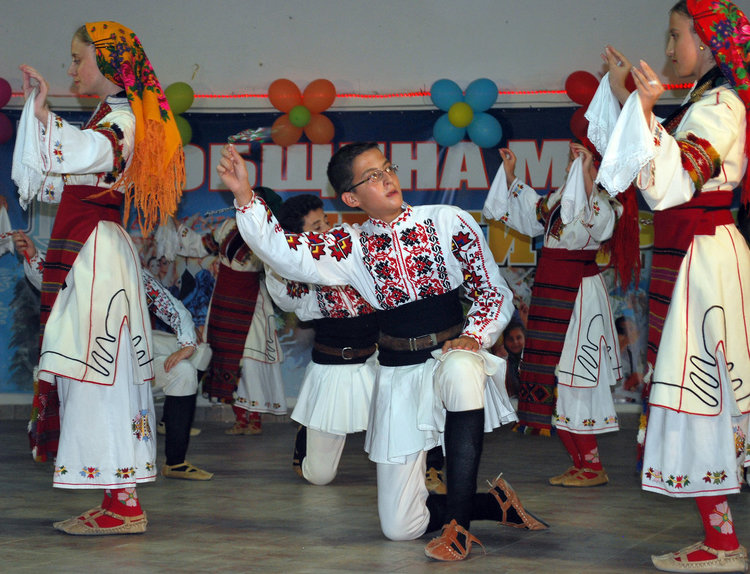 5 бона за болната 2-годишна Ивка от концерта в Баните