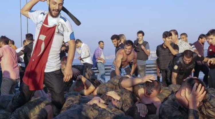 Западни лидери изразиха опасения за предстояща разправа с опонентите на властта в Турция