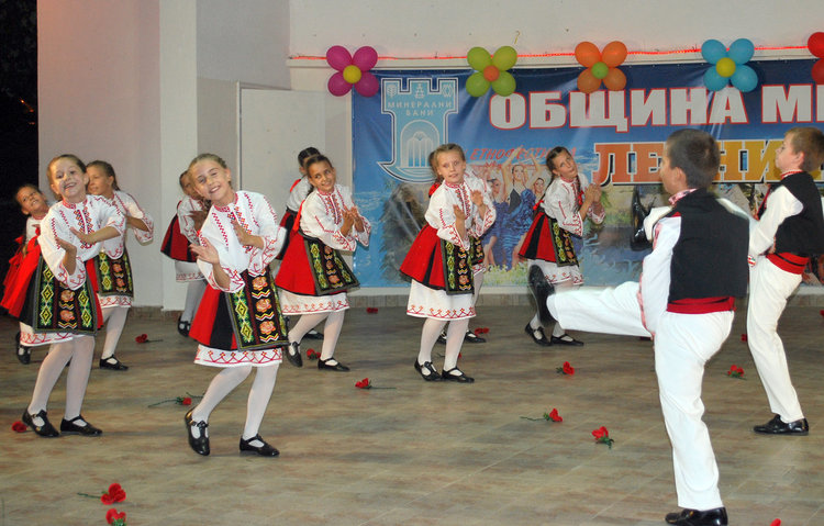 5 бона за болната 2-годишна Ивка от концерта в Баните