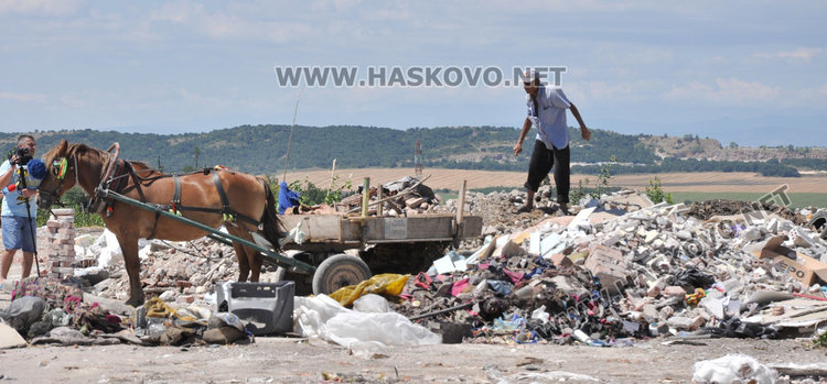 Щорм разпали строителното депо край Хасково, две пожарни гасят
