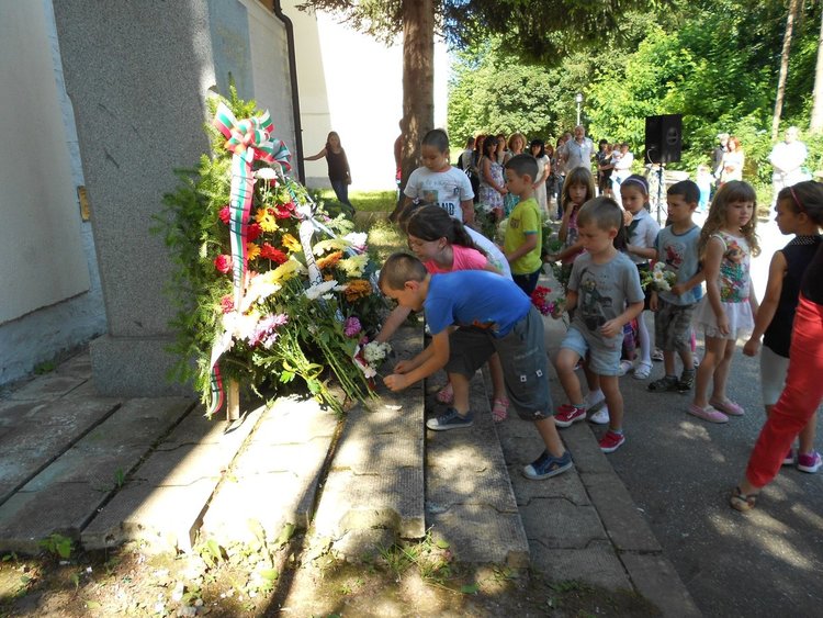 Венци и цветя пред паметника на Левски по случай 179 години от рождението му