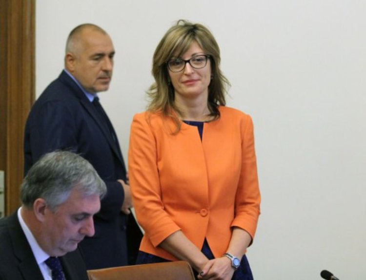 Министър Захариева отнесе 200 лв. глоба за превишена скорост 