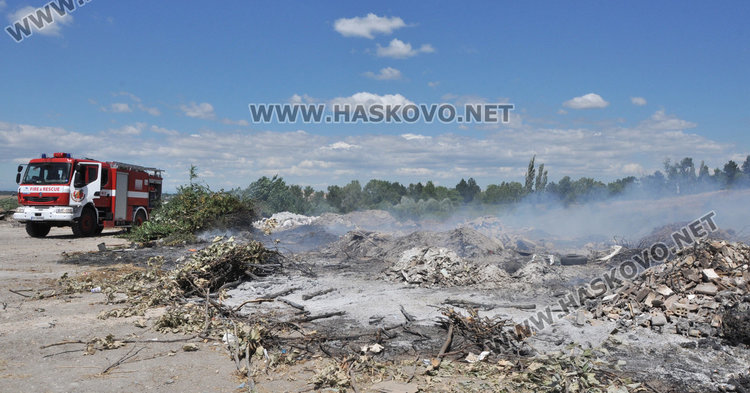 Щорм разпали строителното депо край Хасково, две пожарни гасят