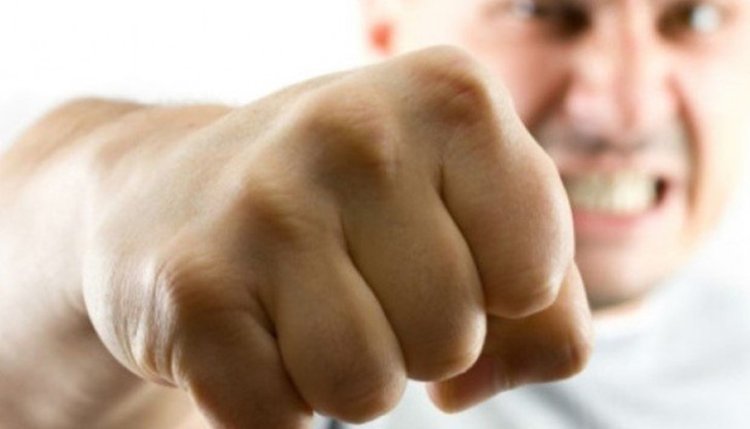 Бесен тийнейджър потроши авер