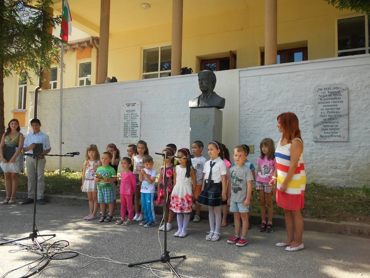Венци и цветя пред паметника на Левски по случай 179 години от рождението му