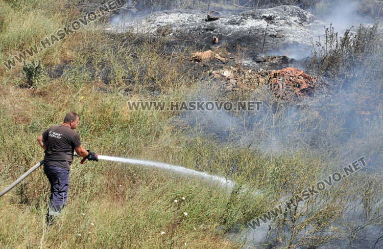 Щорм разпали строителното депо край Хасково, две пожарни гасят