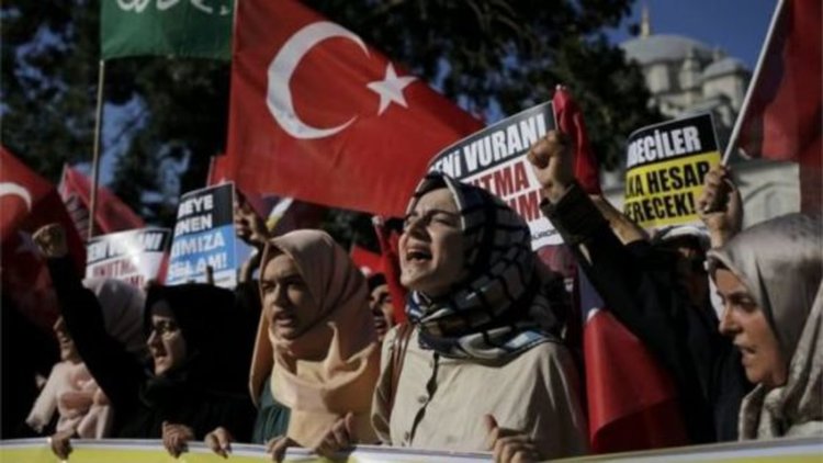 Поддръжници на Ердоган празнуват на "Таксим" неуспеха на метежа